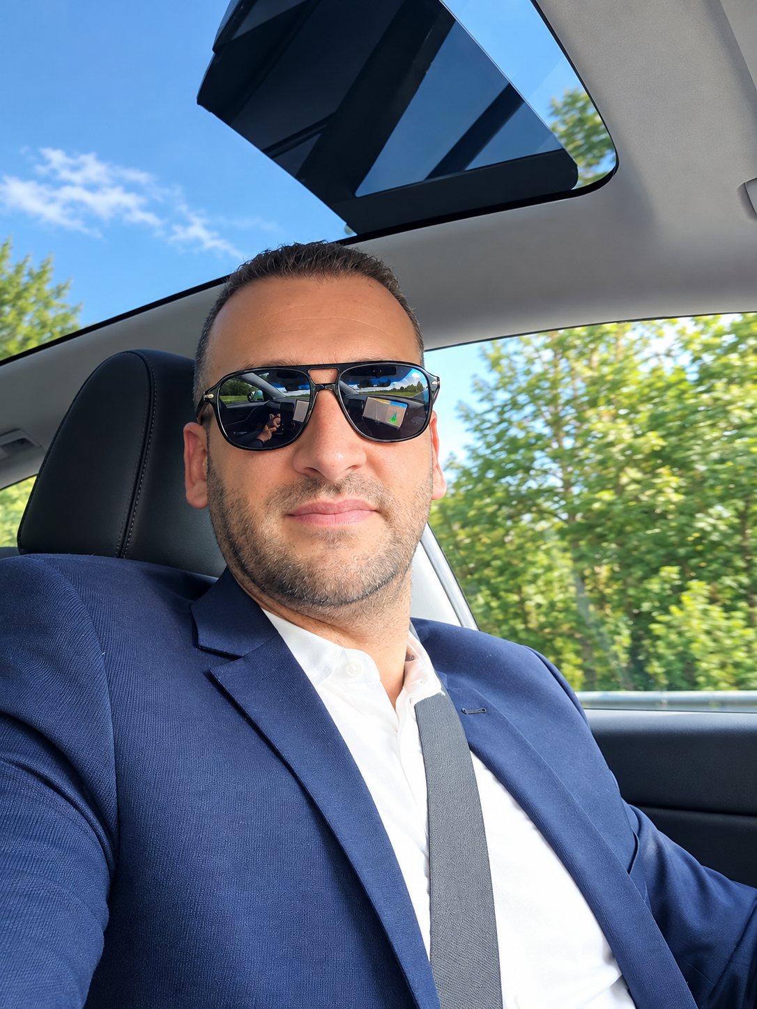 Benjamin, chauffeur taxi à Mézières-sur-Seine, au volant de la Tesla