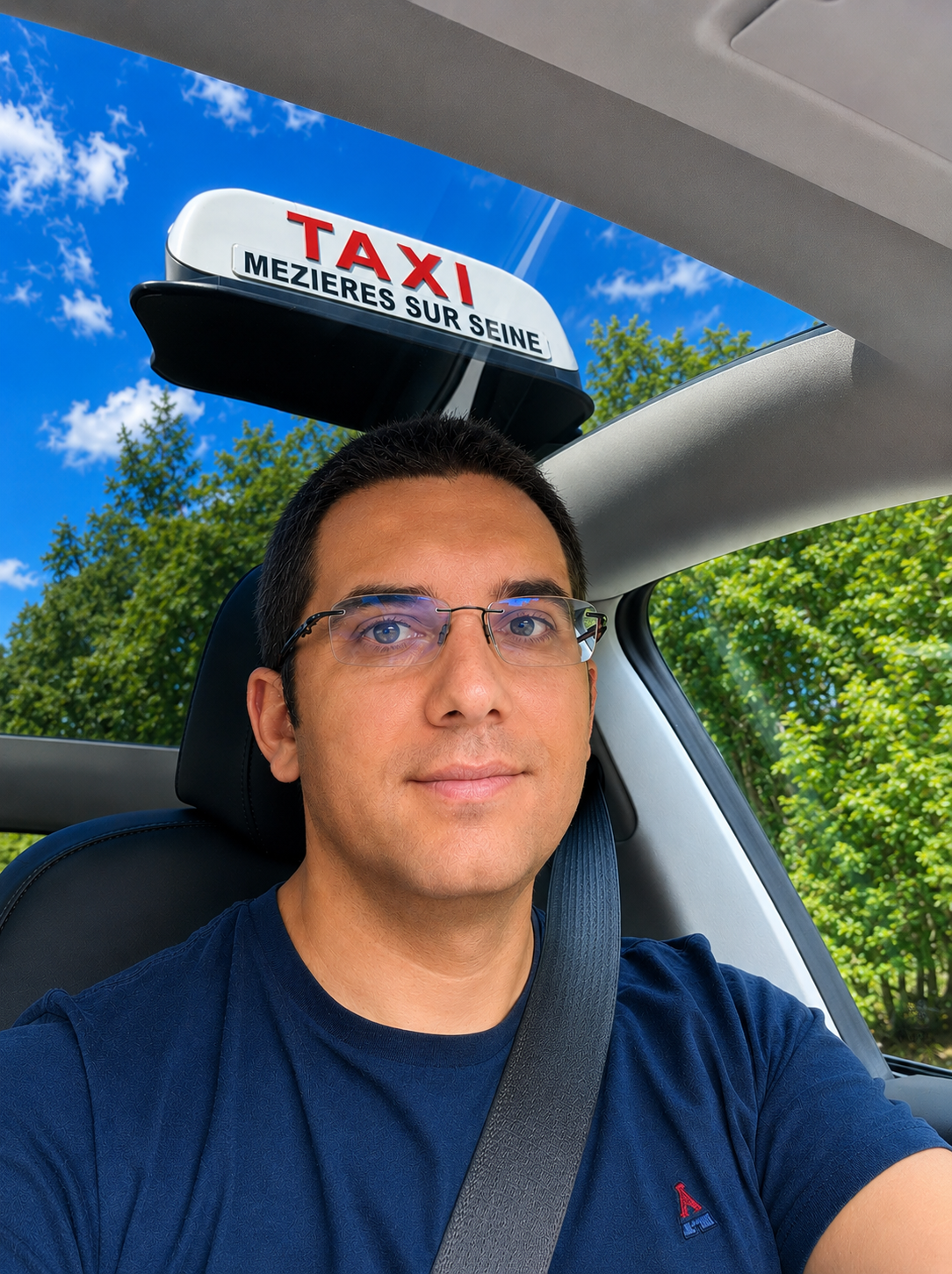 Julien, chauffeur taxi à Mézières-sur-Seine, au volant de la Tesla